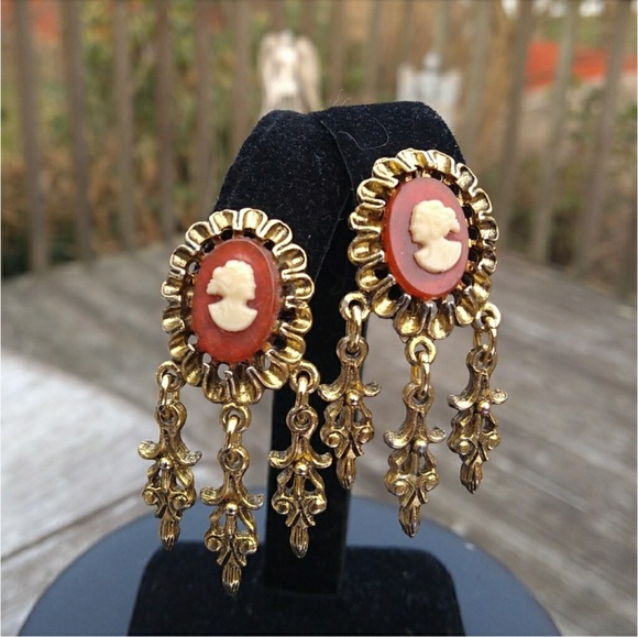 Mid-Century CELEBRITY Antiqued Gold Molded Cameo Clip On Dangle Earrings VINTAGE - Picture 2 of 8